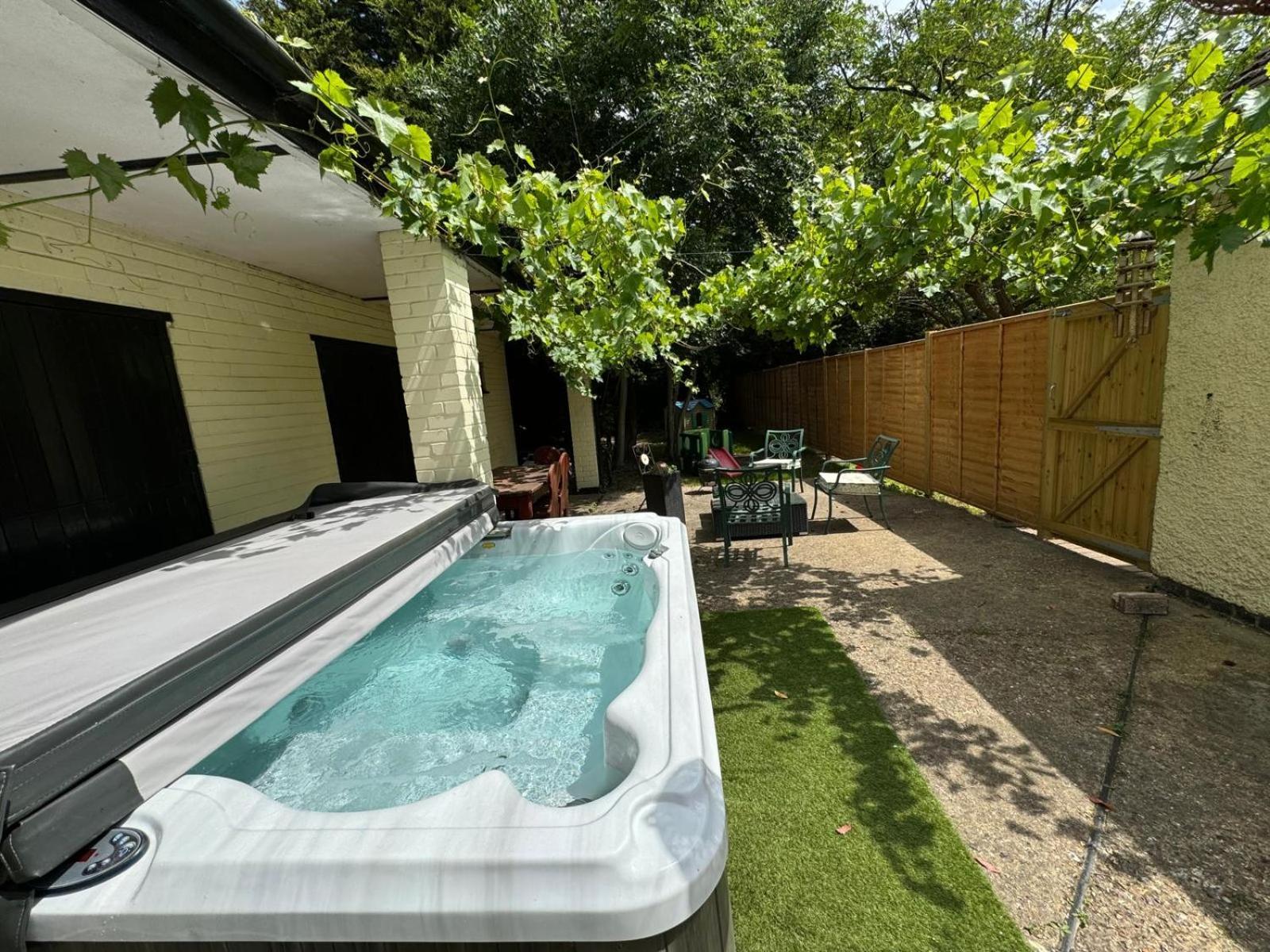 Rural Lodge Stay In Windsor! Hot Tub! Sleeps 20 Bray Buitenkant foto