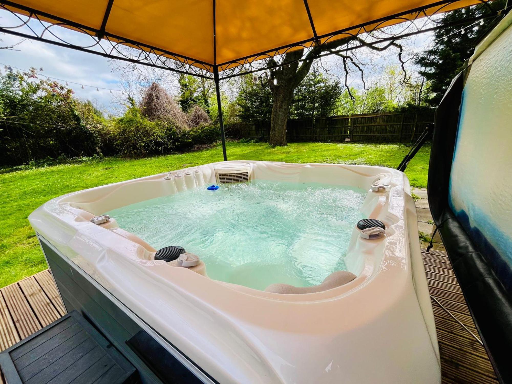 Rural Lodge Stay In Windsor! Hot Tub! Sleeps 20 Bray Buitenkant foto